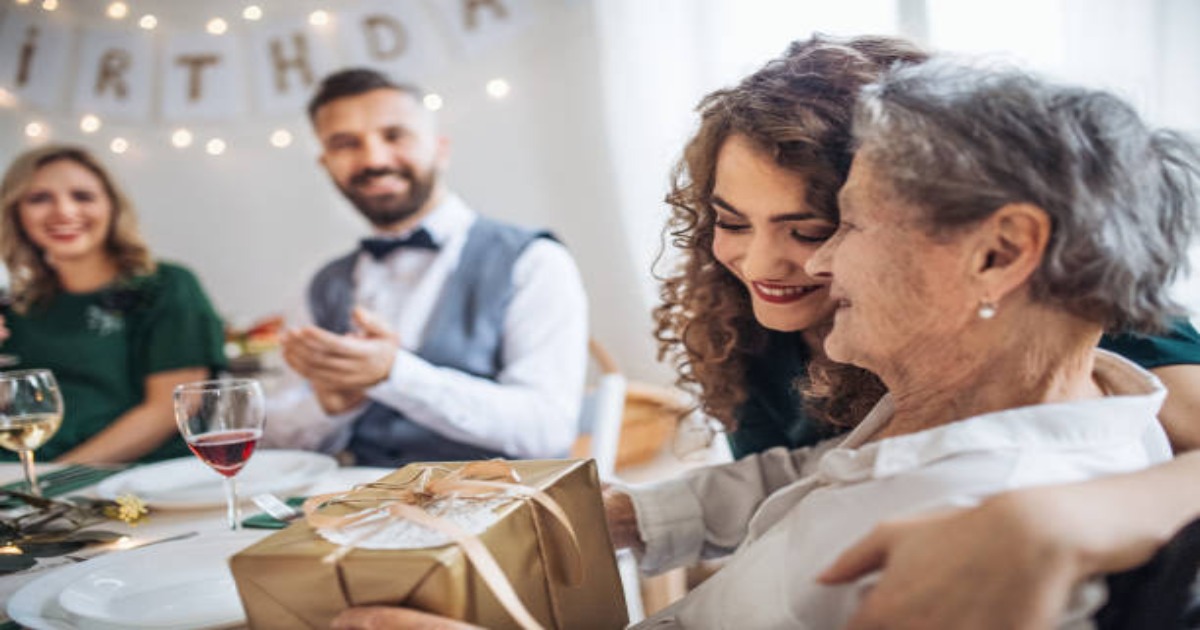 100 herzliche Geburtstagswünsche für Oma, um ihren Tag zu etwas Besonderem zu Machen